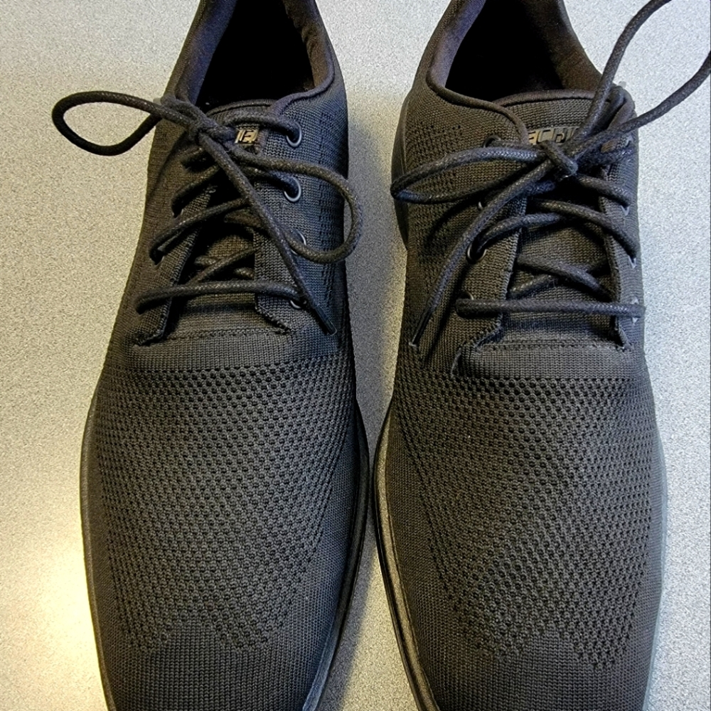Mens size 11 Skechers Black knit Dress Shoes